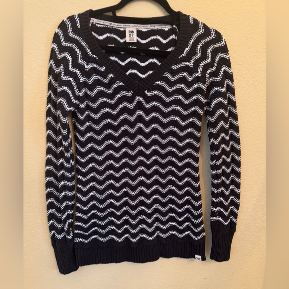 Roxy Black and White Zig Zag Sweater Gently Used Condition Size Medium - Picture 1 of 6